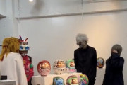 【悲報】Z李さん、『謎のコスプレ軍団』にスタイリッシュだるま展を占拠されてしまう…