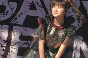 クリス・ケリーがBabyklokツアーの集合写真を投稿　“BABYMETALの女の子たちは？”　【海外の反応】