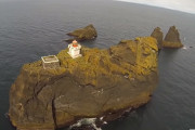 ゾンビから逃れるのに最適な場所かも？アイスランドの絶海に浮かぶ孤島の灯台