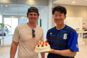 DeNA徳山、オースティンから誕生日ケーキをプレゼントされる！