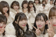 【日向坂46】みーぱんとまなふぃがくっ着いてたりおたけとお寿司がペアだったり珍しい集合写真だなｗｗｗｗｗｗ