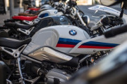 馬鹿「この前バイクにBMWのマークつけてた奴いたわダサいよなwwwww」←コレ