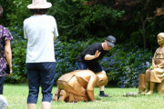 普通の韓国人は反日じゃないという嘘がわかる事例　～　【シンシアリー】韓国、例の土下座像で『遊ぶ』観光客たち