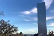 【画像】謎のモノリスが今度はアメリカ・カルフォニアで発見される！何が起こってるんだ・・・？