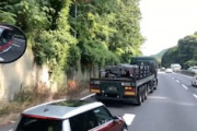 【動画】それはキチ◯イ。登坂車線から割り込みするヤバい車。