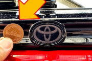 トヨタ車のエンブレム、ついに10円玉サイズに