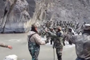 中印両軍の兵士、国境地帯で新年のあいさつと菓子を交換！