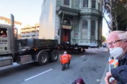 4000万円かけて家を丸ごとお引越し。サンフランシスコで築139年の2階建ての家がトレーラーで運ばれる。