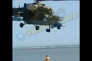 ロシア軍攻撃ヘリが超低空飛行でマリウポリ方面へ…ビーチでくつろぐ人々もびっくり！