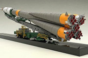 人類を宇宙まで運ぶ「ソユーズロケット」 宇宙船と搬送列車を1/150スケールで再現したプラモデルが再販！