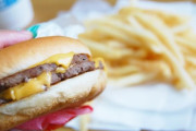 マックにて。相席してきた女「ハンバーガー１個で足りるの？」俺「残り５日を１００円で過ごさないとなのでｗ」女「そっかー」→ 衝撃
