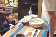 外国人「息子のために家で回転寿司を作る日本のパパが素晴らしすぎる！」