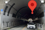 トンネル内で車道を走っていたシニアカーが車に轢かれ死亡
