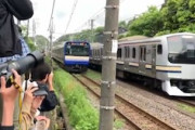 【動画】撮り鉄さん、目当ての電車が隠れて「死ねー」を連発してしまう(´･_･`)
