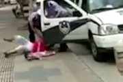 海外「赤ん坊を抱いた女性を地面に叩きつける中国警察」