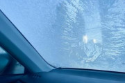 車のフロントガラスが曇って前が全く見えない時