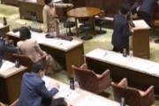 【ウソでいいから】国会：立民・小西議員、質問席の後ろからした耳打ちをマイクが拾い物議