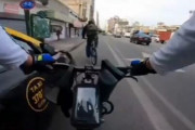 【動画】海外の正義系自転車Youtuber、路駐する車のミラーを破壊しまくる🤜