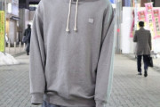 パーカーは高校生で卒業する服ってマジ？大人の男がパーカー着たらダサいの？