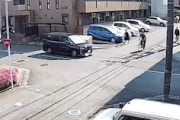【衝撃】一時停止をフル無視突破しようとした自転車が車に突っ込んでしまう激しい事故。