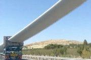 超巨大輸送。大型風力タービンブレードを運ぶトラックがなげえｗｗｗ