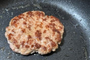 【アウトか？】残念チーズバーガー焼いてく → もうボロボロじゃねーか･･･