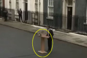 イギリス首相はそれぞれ演壇のデザインが異なっていた…歴代5人の比較