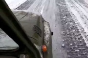【動画】ウクライナの自爆ドローンに突っ込まれたロシアの車両から。