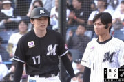 ロッテ白黒野球対決、１番DH佐々木朗希！初球をいきなりヒット！（ファン感謝デー）