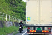 バイクのすり抜けは「アリ」か「ナシ」か？　二輪車のすり抜け行為は道交法違反とはいえない