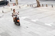 【動画】これは辛い。歩道走行の電動スクーター乗りに起きた不幸な出来事。