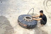 【動画】トラックの大型タイヤに空気を入れすぎた事故(@_@;)