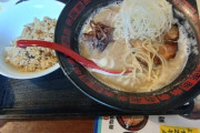 【悲報】めっちゃ混んでるラーメン屋で6人がけ席占領してるワイ