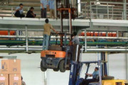 【超画像】工場作業員さん「クソッ、これフォークじゃ届かないンゴねぇ…せや！」
