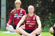 座禅体験をするイニエスタさんが「修行僧に見える」「悟り開いてる」と話題