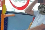 マスクの代わりに本物のヘビを巻き付けてバスに乗った男性が・・・