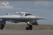 プーチン大統領、無人攻撃機「S-70 オホートニク」2024年に納入を前倒し指示…X-47Bに似た全翼機！