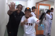 【 巨人ハイタッチ動画 】宮本コーチとクロマティさん、仲良すぎw