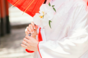 街中の神社から結婚式が終わったばかりの花婿花嫁が出て来た。その時、隣のマックから出て来た子供がソフトクリームを振り回していて…