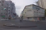 【悲報】女さん、ノールック右折で無事バイクを轢く