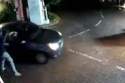 【動画】ヨハネスブルグ怖すぎ。老人を射殺して車を奪う若者たちの映像が公開される。