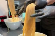 【悲報】飲食店SNS映え用の『黒手袋』に『黒制服』、ようやく問題視され始めるｗｗｗｗｗ
