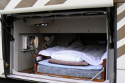 【画像あり】高速バスの乗務員用 仮眠室、意外と快適そうｗｗｗｗｗｗｗｗｗ