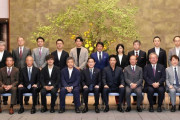 【画像】庵野秀明さん、「ゼーレ」みたいな姿で首相のいる会議に出席してしまう ｗｗｗｗ