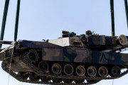 オーストラリアで退役したエイブラムス戦車を船に積み込む作業、ウクライナへの移送が開始！