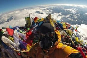 【悲報】エベレストの頂上、ゴミだらけ