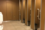 ワイ「駅のトイレ埋まってるンゴ……しゃーない最後の手段や……！！(ｺﾝｺﾝ」 トイレの主「……」