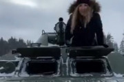 【動画】ウクライナ人TikToker「ロシアの装甲車拾ったから運転してみたｗｗｗ」