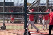 大谷翔平、キャンプ初日から二刀流調整　140Ｍ柵越えで両手ガッツポーズ「へへへっ」