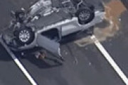 【動画】 第三京浜道路、若者5人乗った車がひっくり返る事故で1人死亡2人重傷 ⇒ 出口を間違えコンリートの構造物に激突